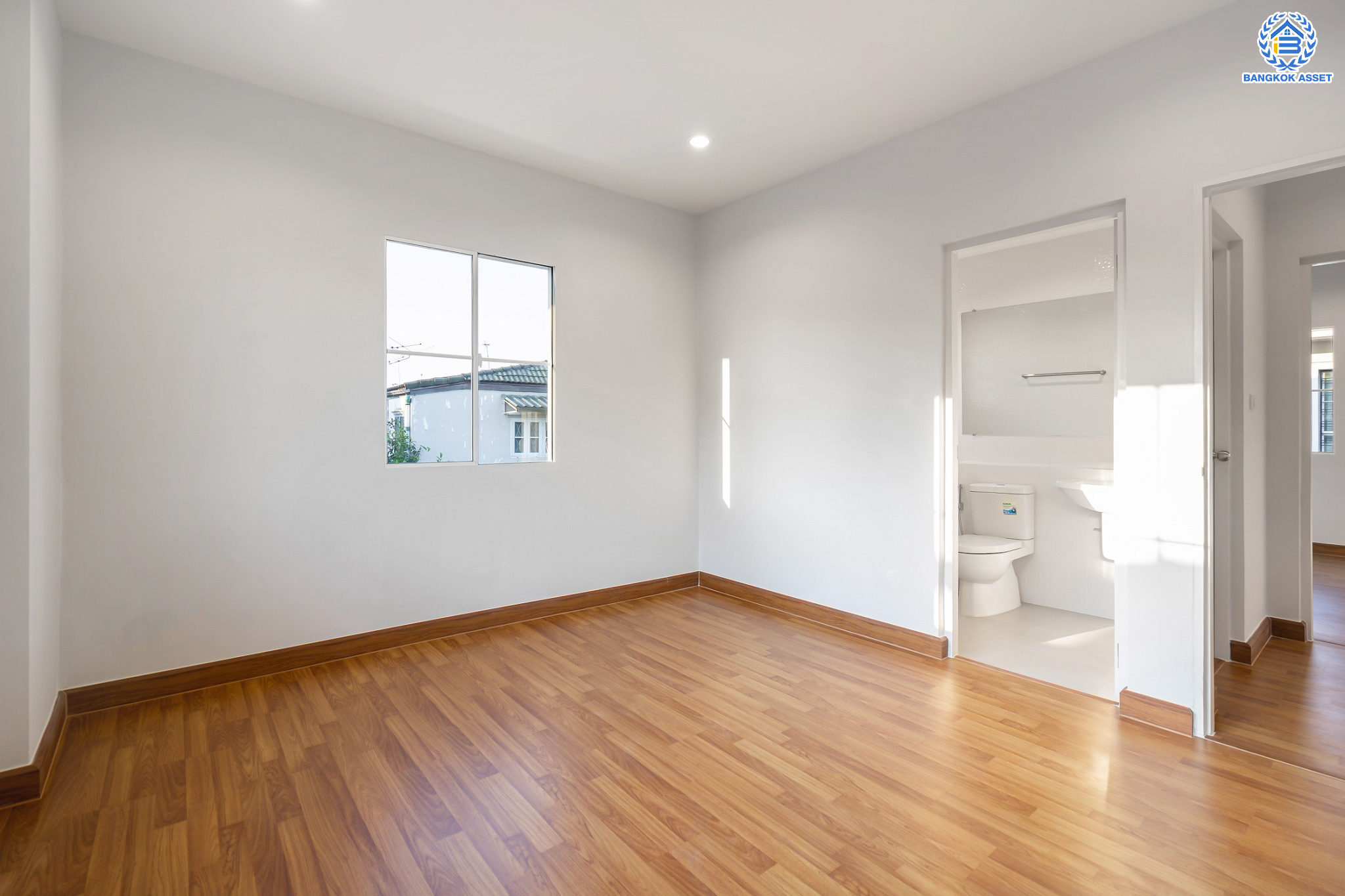 บ้านมือสองตกแต่งใหม่ ม.ชัยพฤกษ์ บางบัวทอง บ้านเดี่ยว แบรนด์ LH  เนื้อที่ 92.9 ตร.ว. ฟังก์ชัน 3 ห้องนอน 3 ห้องน้ำ จอดรถได้ถึง 4 คัน มีพื้นที่บริเวณบ้านกว้างขวางกว่า 232 ตร.ม. พร้อม Facilities ครบครัน บนทำเลเดินทางสะดวก ติดถนนบางกรวย-ไทรน้อย ใกล้เซ็นทรัลเวสต์เกต และรถไฟฟ้าสายสีม่วง "สถานีบางพลู"